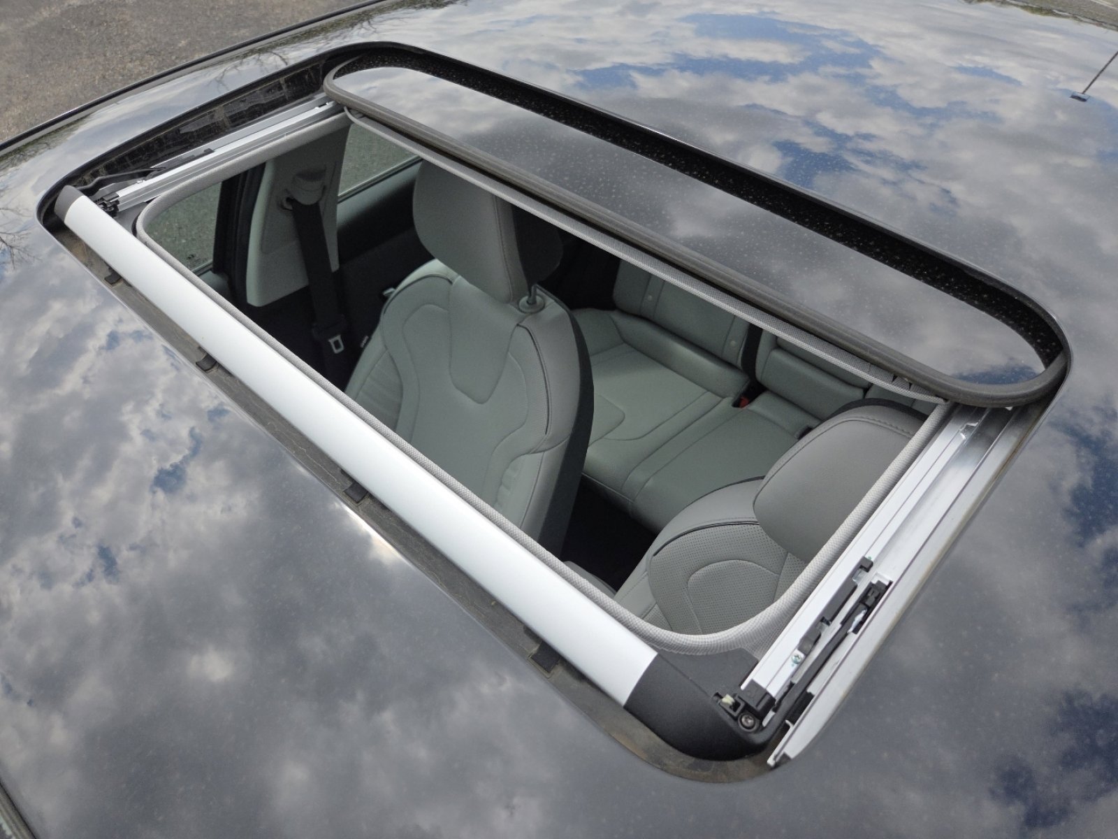 Used 2021 Hyundai Elantra Limited image 3