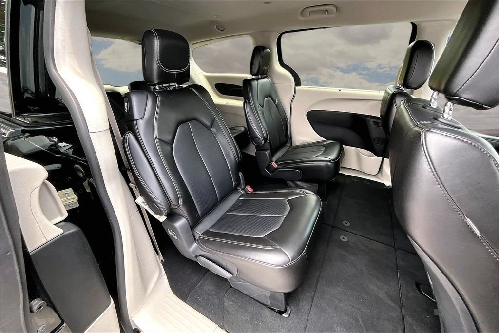 Used 2024 Chrysler Pacifica Touring-L FWD image 25