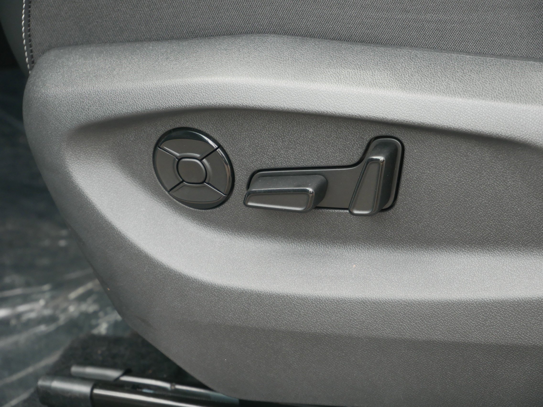 New 2025 Volkswagen Tiguan SE R-Line image 15