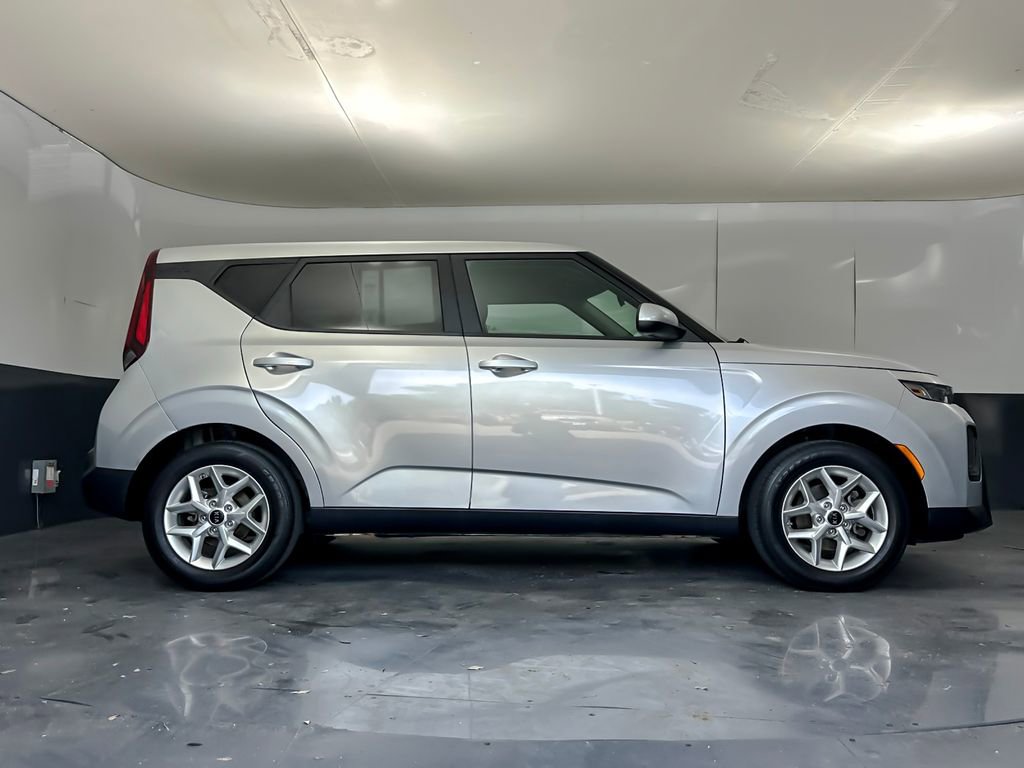 Used 2021 Kia Soul S FWD image 2