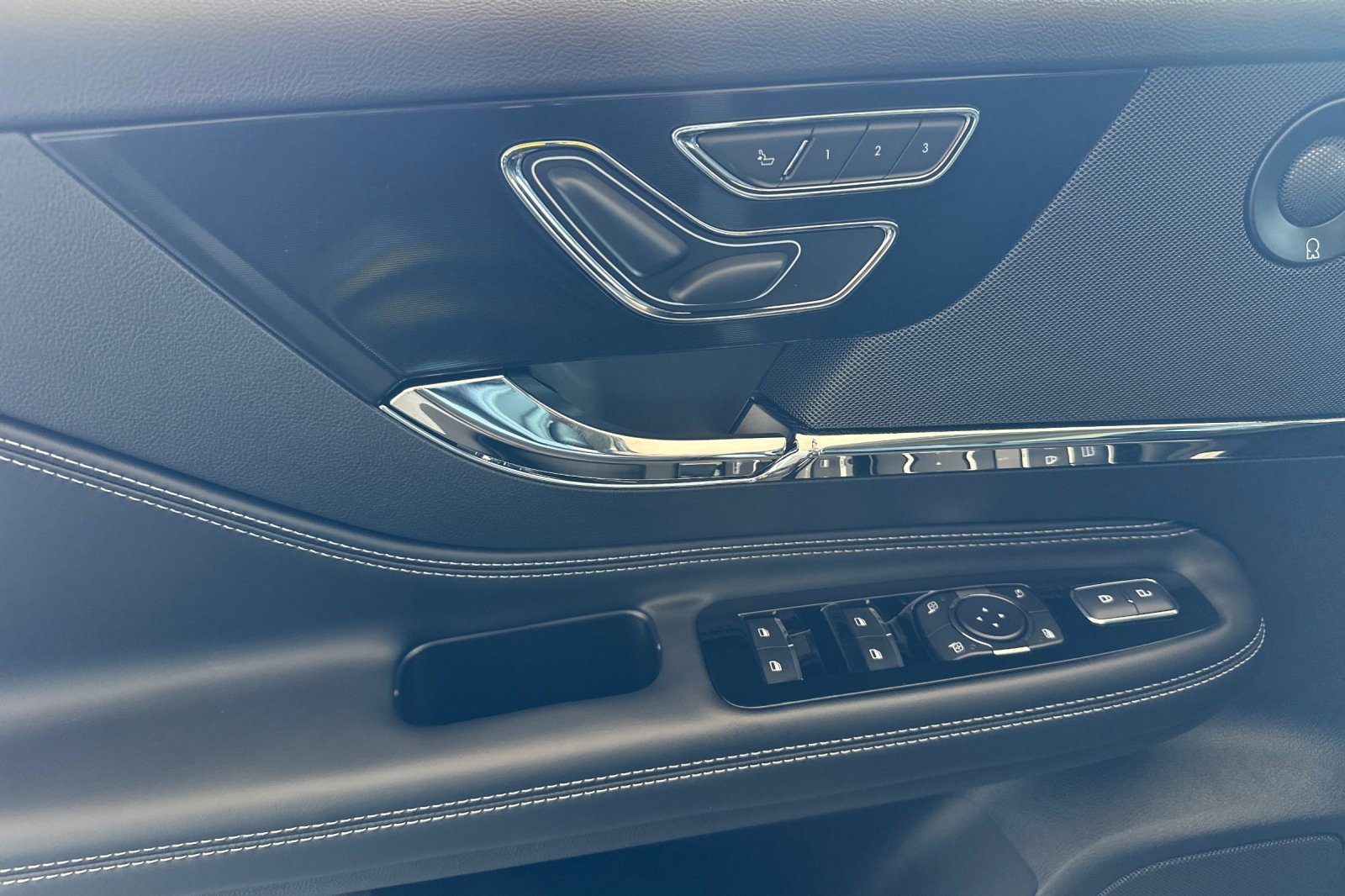 New 2025 Lincoln Corsair Reserve w/ Equipment Group 202A image 10