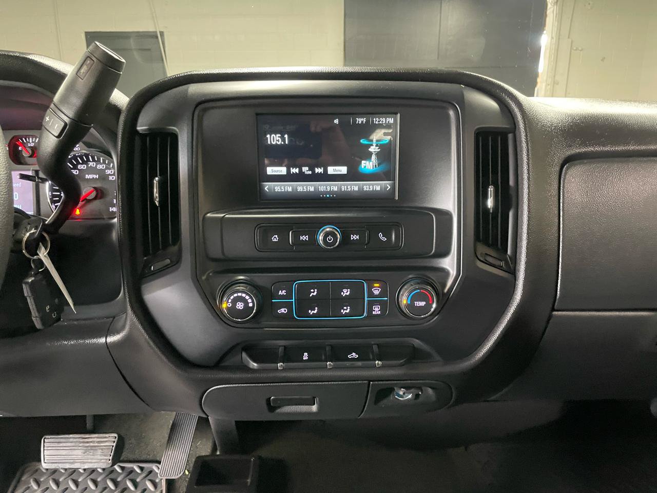 Used 2017 Chevrolet Silverado 1500 Custom w/ Custom Convenience Package AWD/4WD image 18
