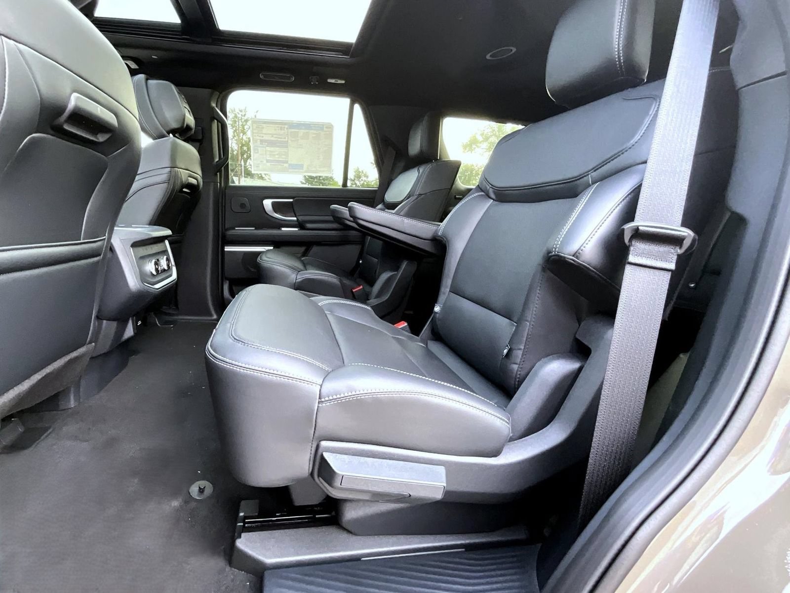 New 2027 Ford Expedition Platinum w/ Stealth Performance Package AWD/4WD image 25