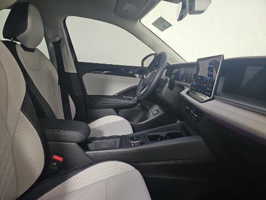 Used 2025 Volkswagen Tiguan SE FWD image 8