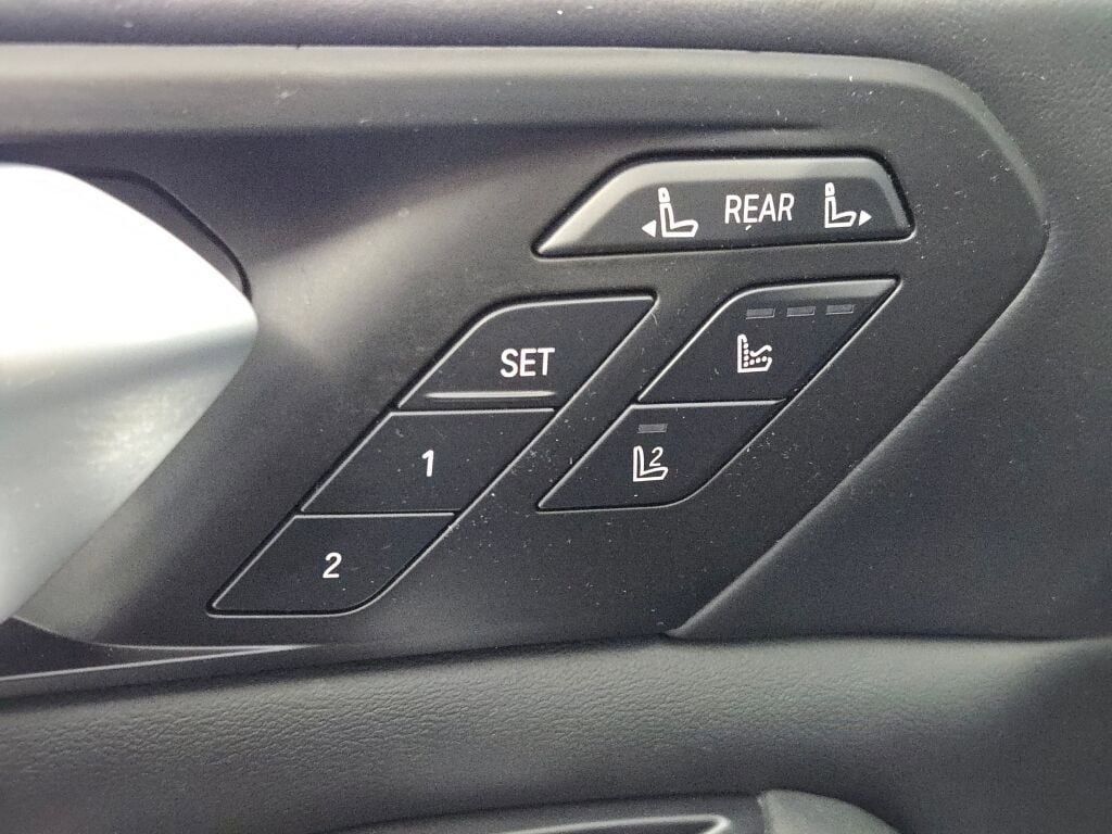 Used 2024 BMW X7 M60i w/ Executive Package image 25