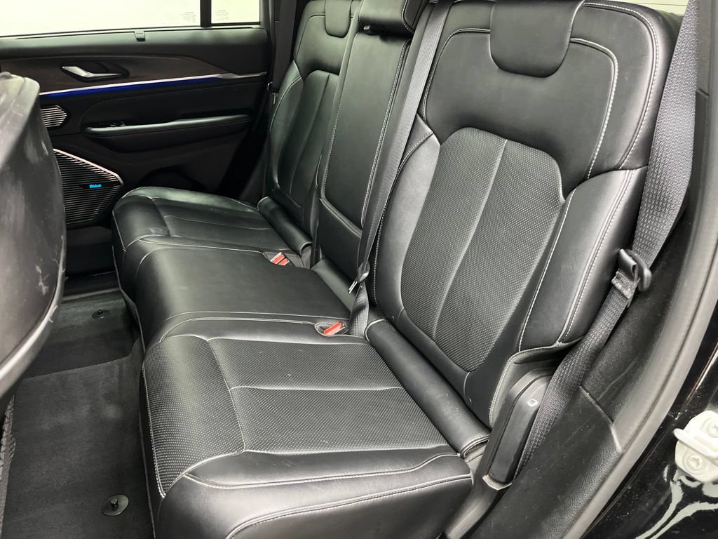 Used 2022 Jeep Grand Cherokee Overland w/ Luxury Tech Group IV AWD/4WD image 7