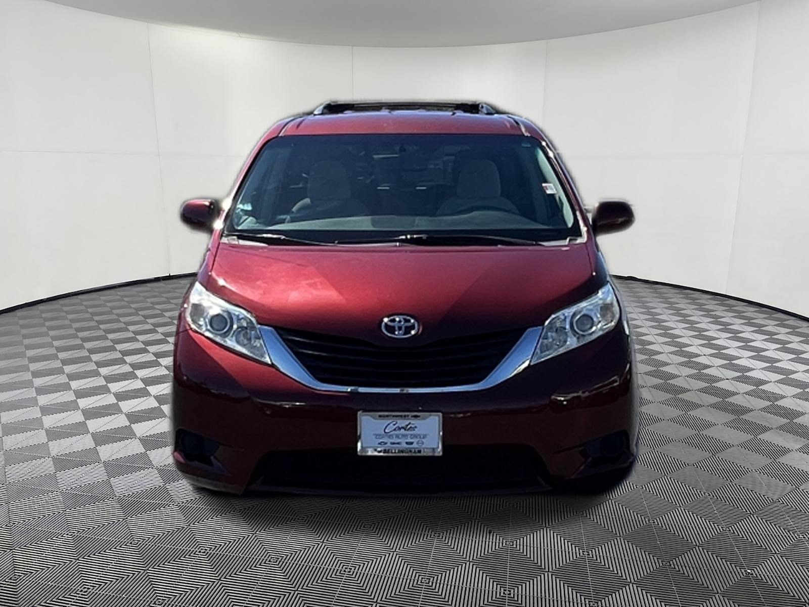 Used 2014 Toyota Sienna LE FWD image 2