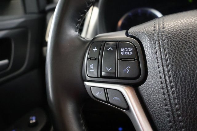 Certified 2017 Toyota Highlander SE AWD/4WD image 19