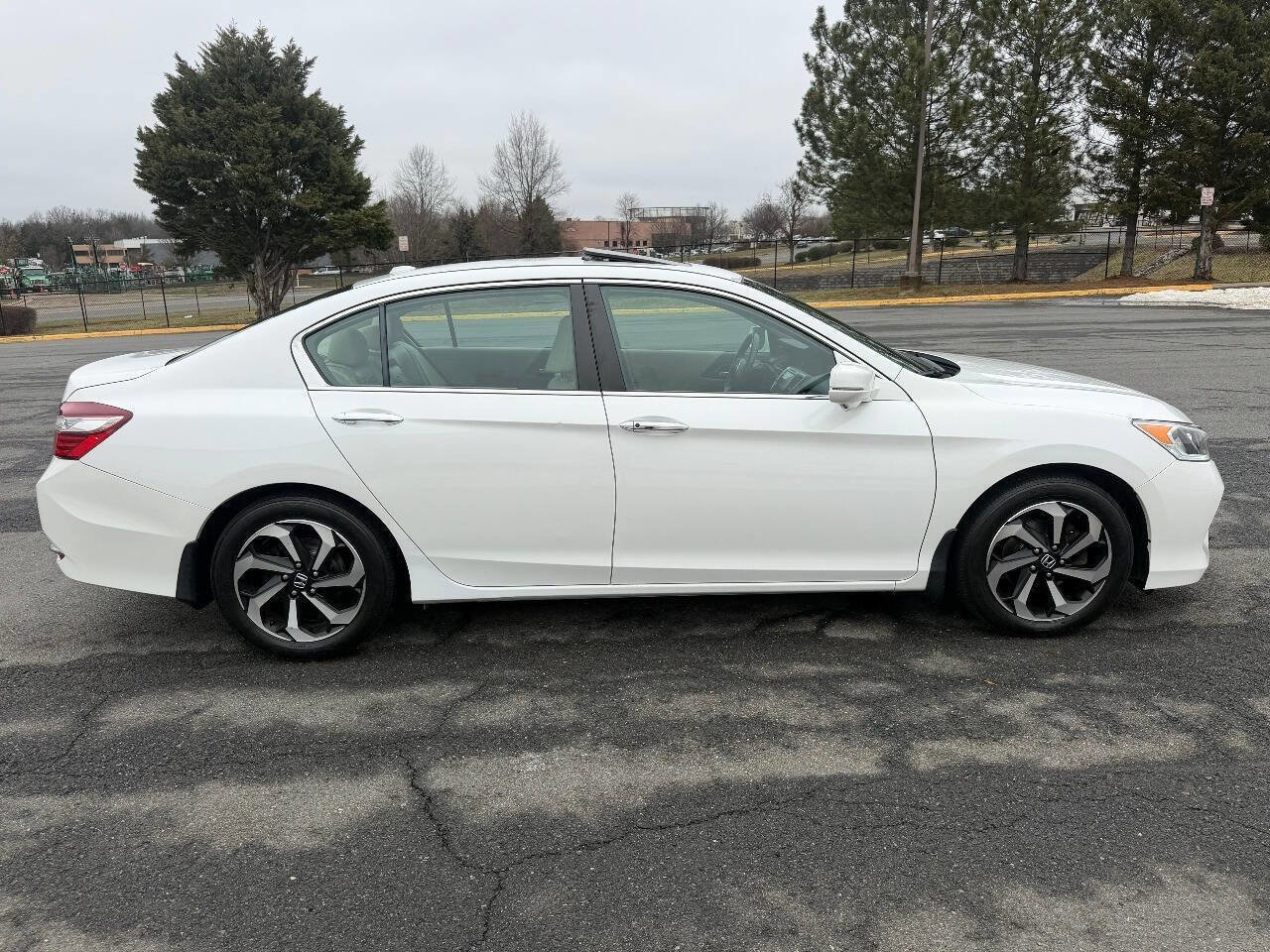 Used 2016 Honda Accord EX-L image 2