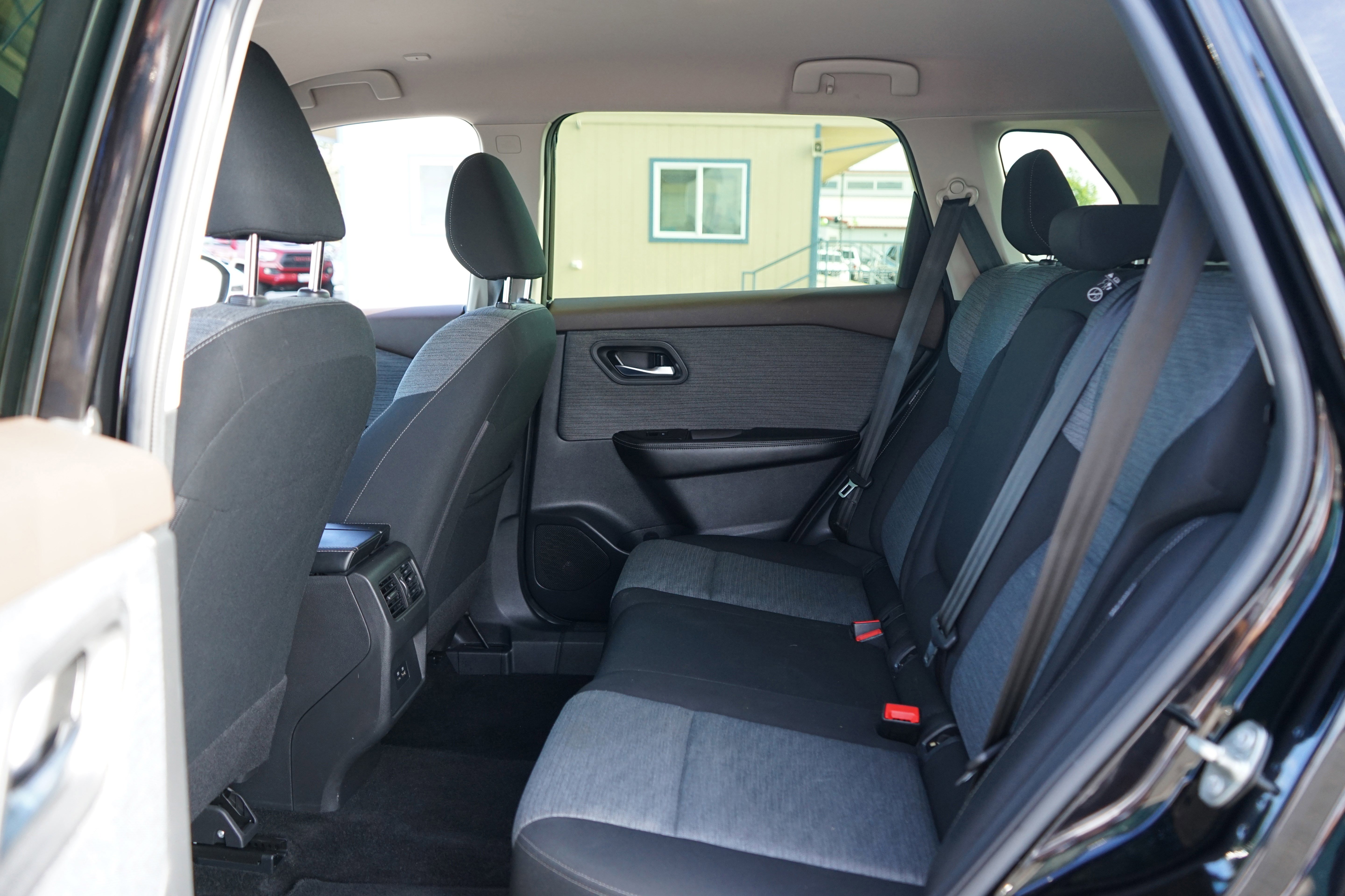 Used 2023 Nissan Rogue SV image 26