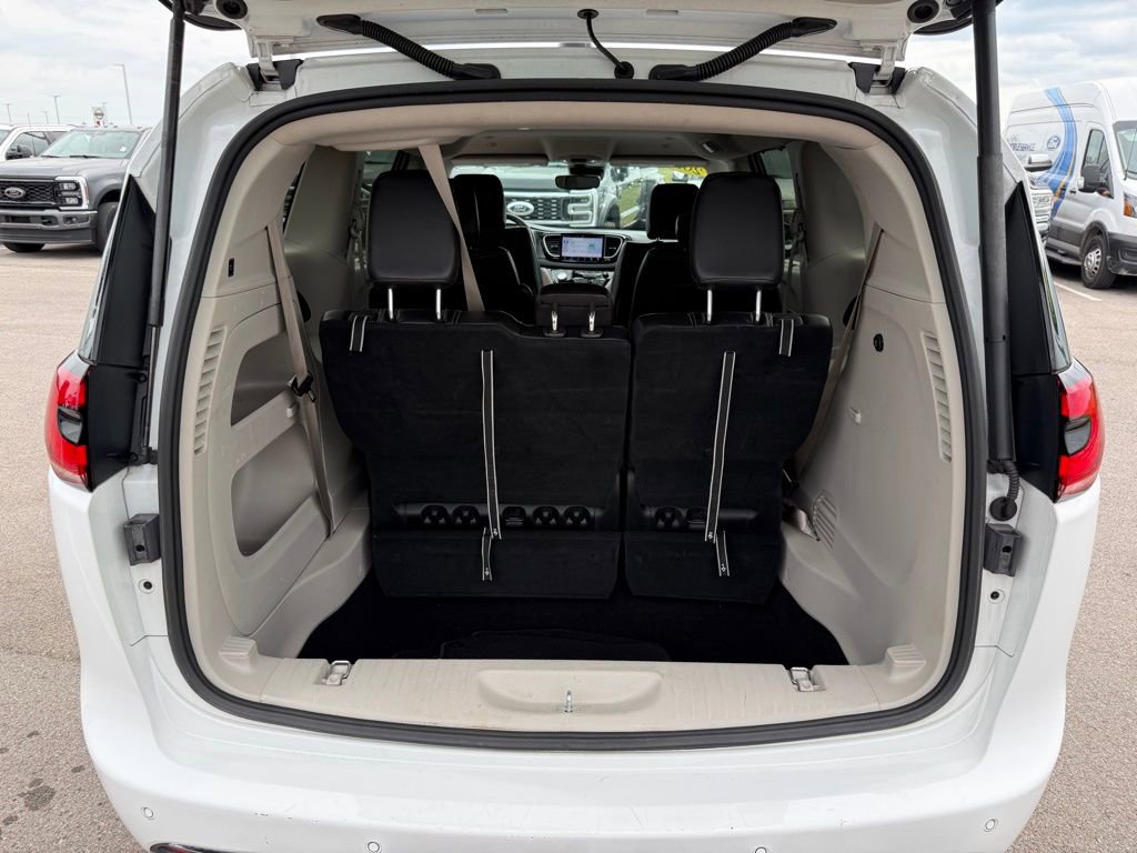 Used 2023 Chrysler Pacifica Touring-L FWD image 17