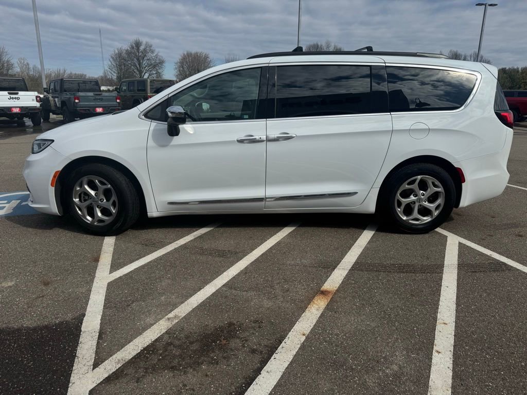 Used 2023 Chrysler Pacifica Limited image 6