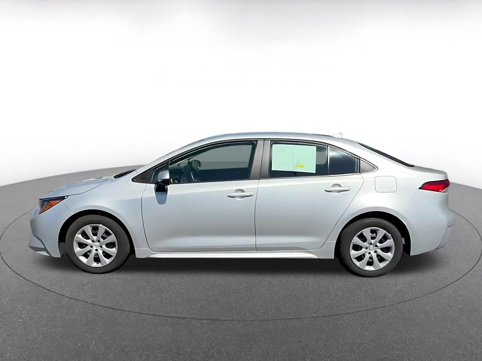 Used 2025 Toyota Corolla LE FWD image 9