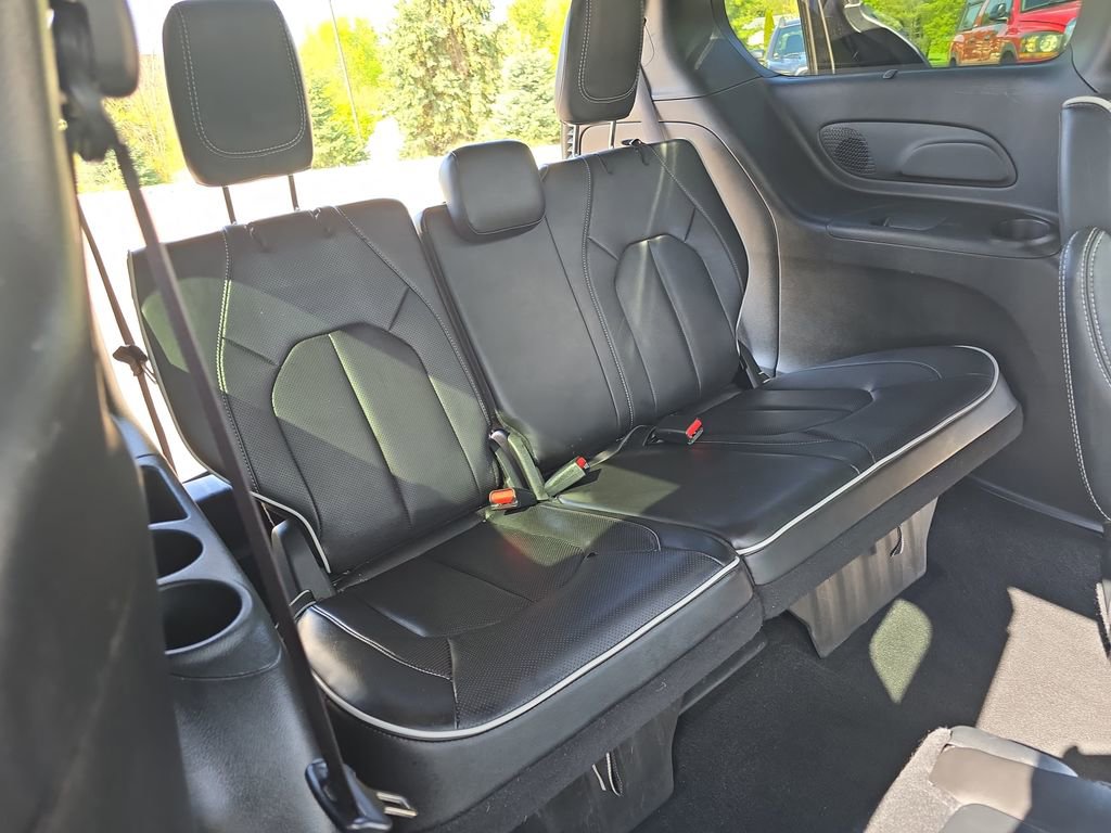 Used 2025 Chrysler Pacifica Limited FWD image 12