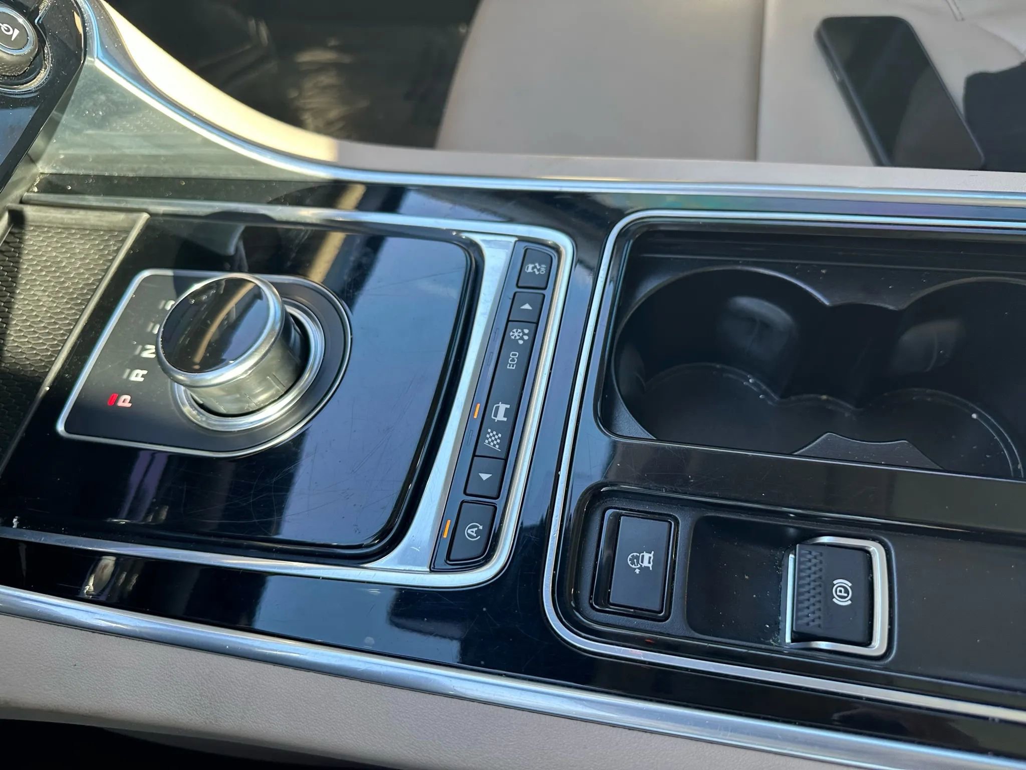 Used 2017 Jaguar XF Premium image 34