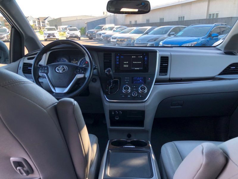 Used 2015 Toyota Sienna XLE FWD image 27