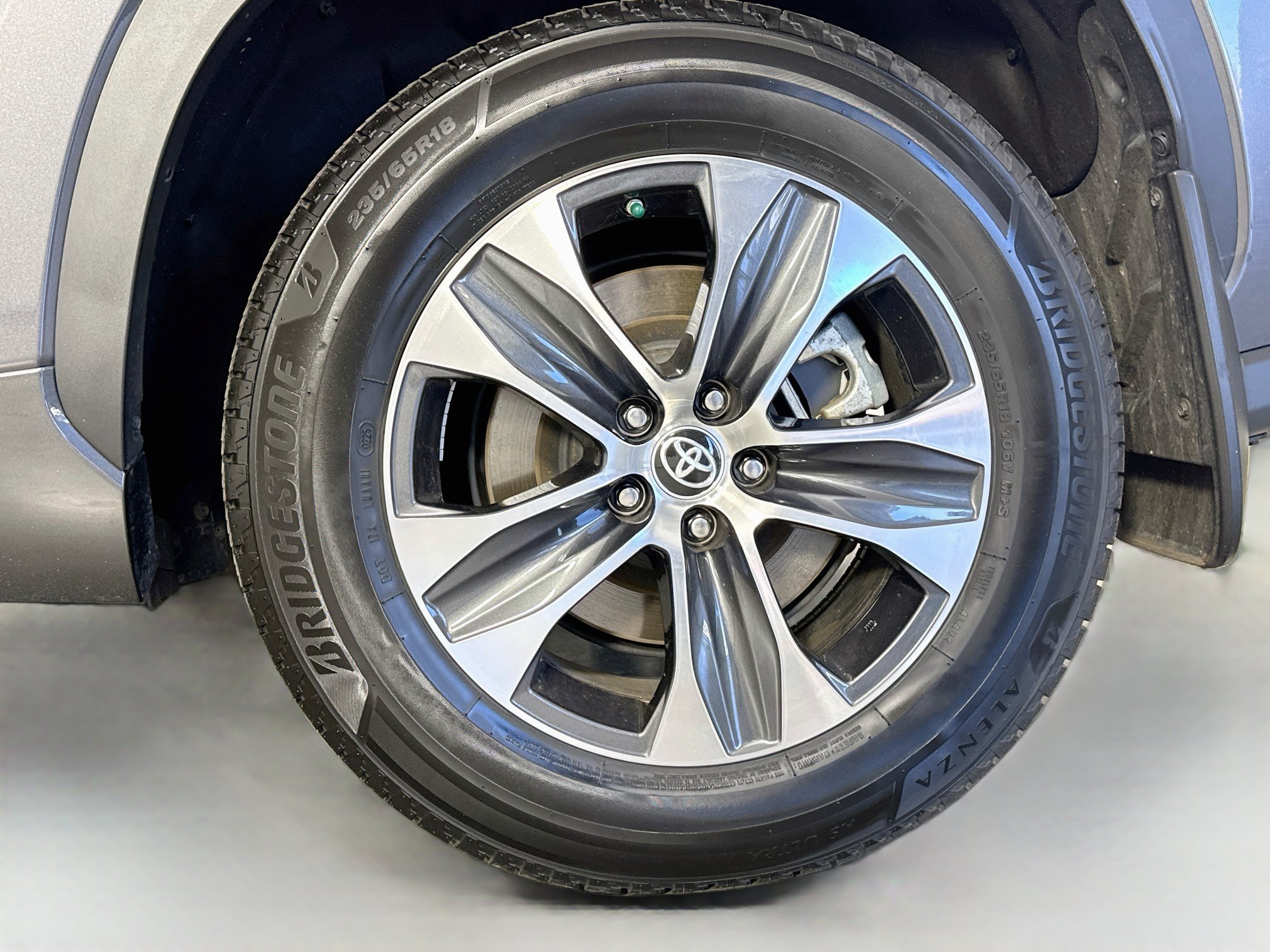 Used 2022 Toyota Highlander XLE AWD/4WD image 32