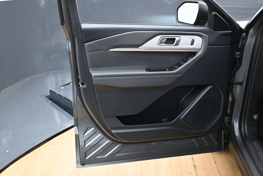 Used 2025 Ford Explorer Active RWD image 45