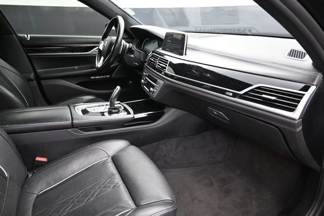 Used 2018 BMW 750i w/ Executive Package RWD image 15