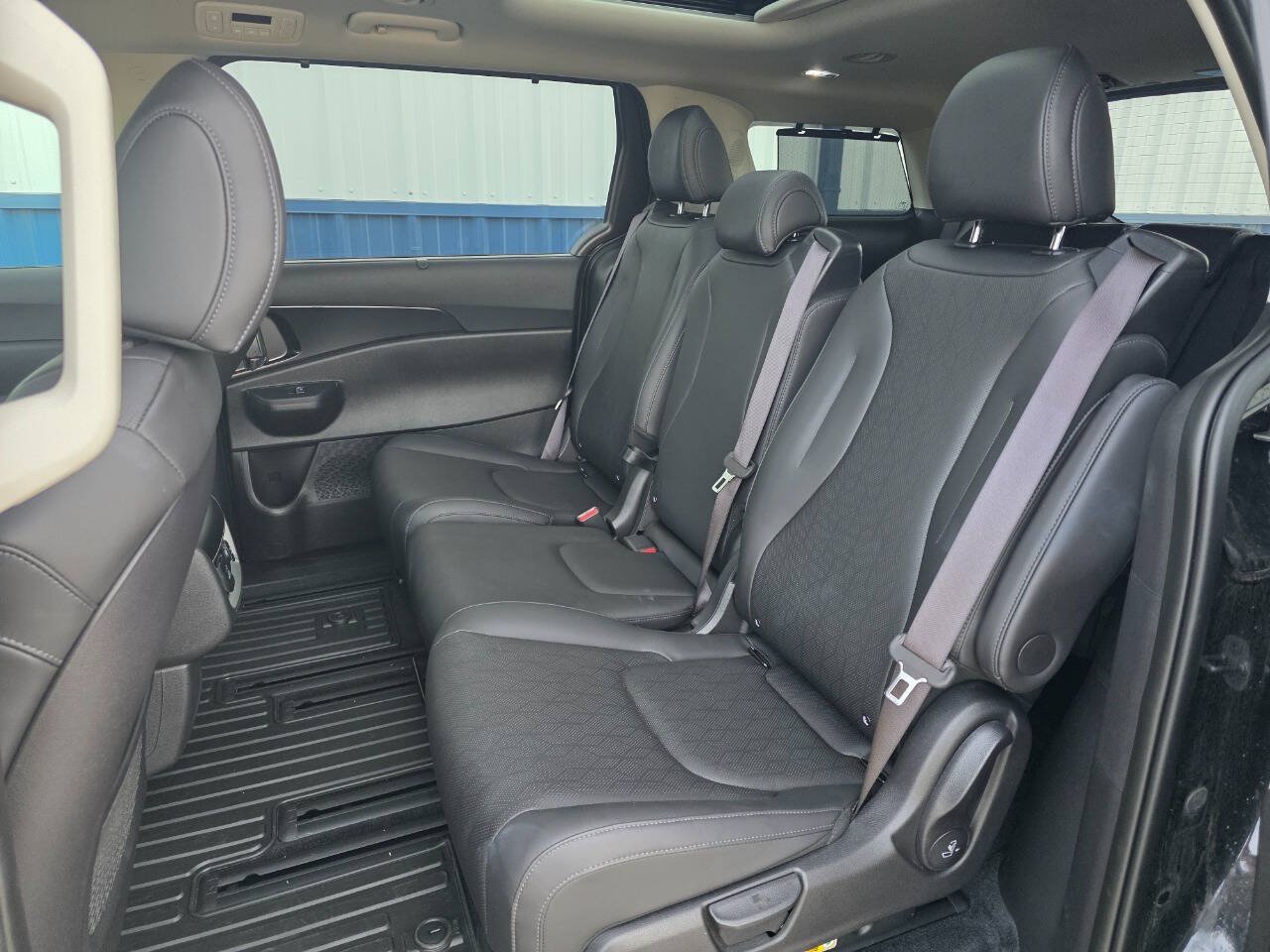 Used 2025 Kia Carnival SX w/ SX Dark Edition Package FWD image 23