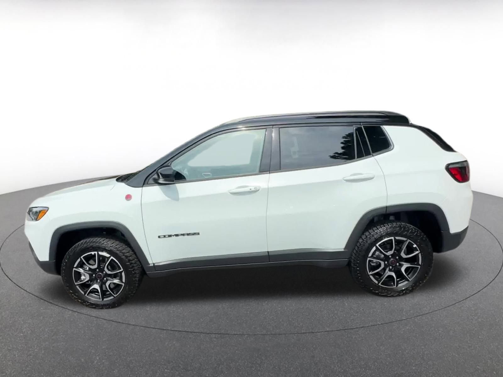 Used 2025 Jeep Compass Trailhawk image 9