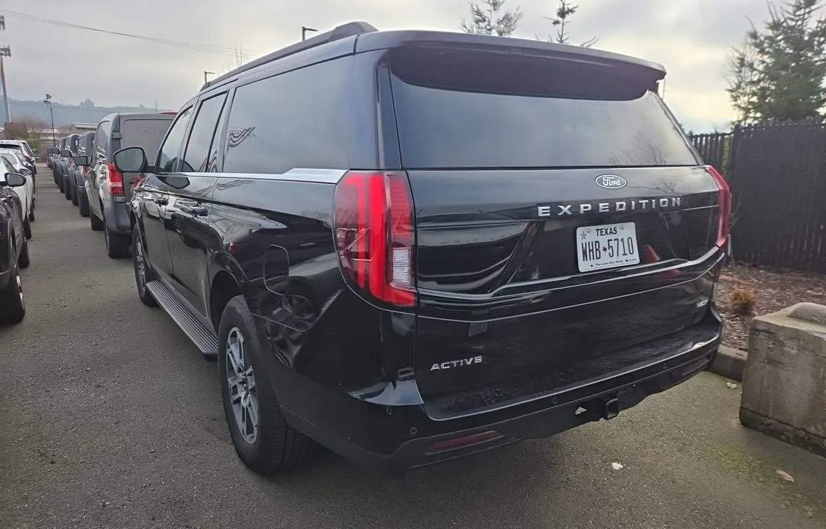 Used 2025 Ford Expedition Max Active image 3