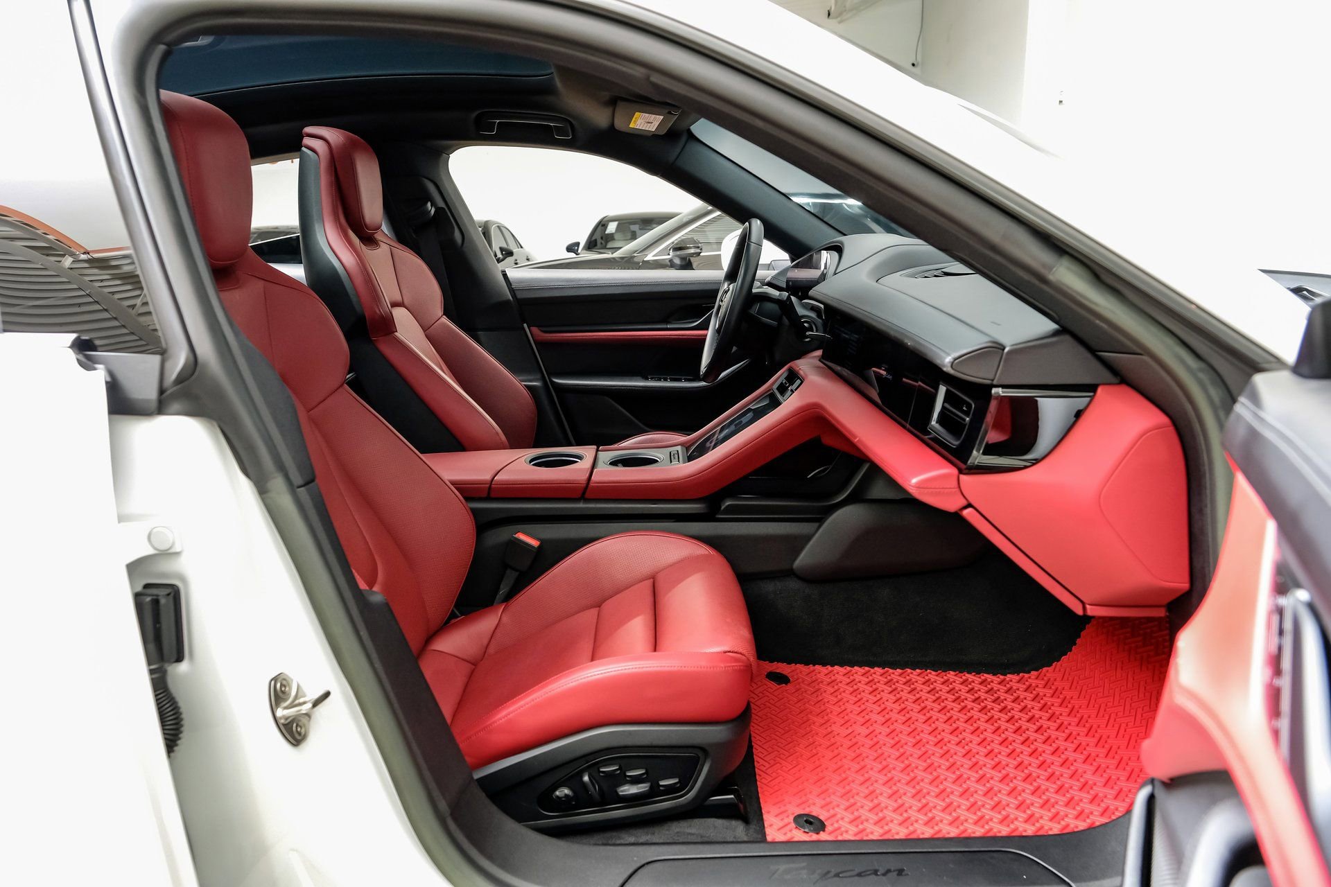 Used 2023 Porsche Taycan image 34