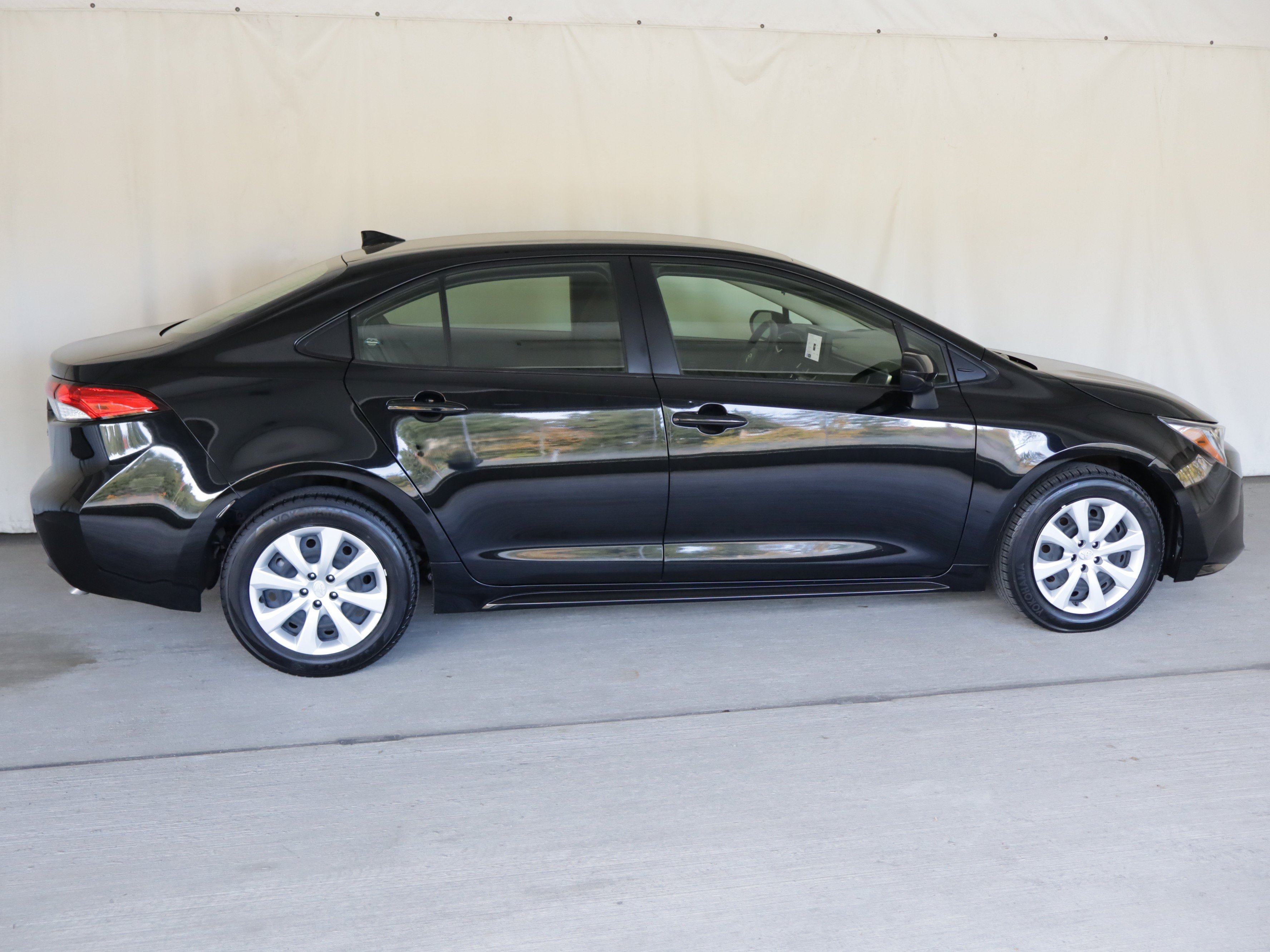 Used 2023 Toyota Corolla LE w/ Carpet Mat Package (TMS) FWD image 4