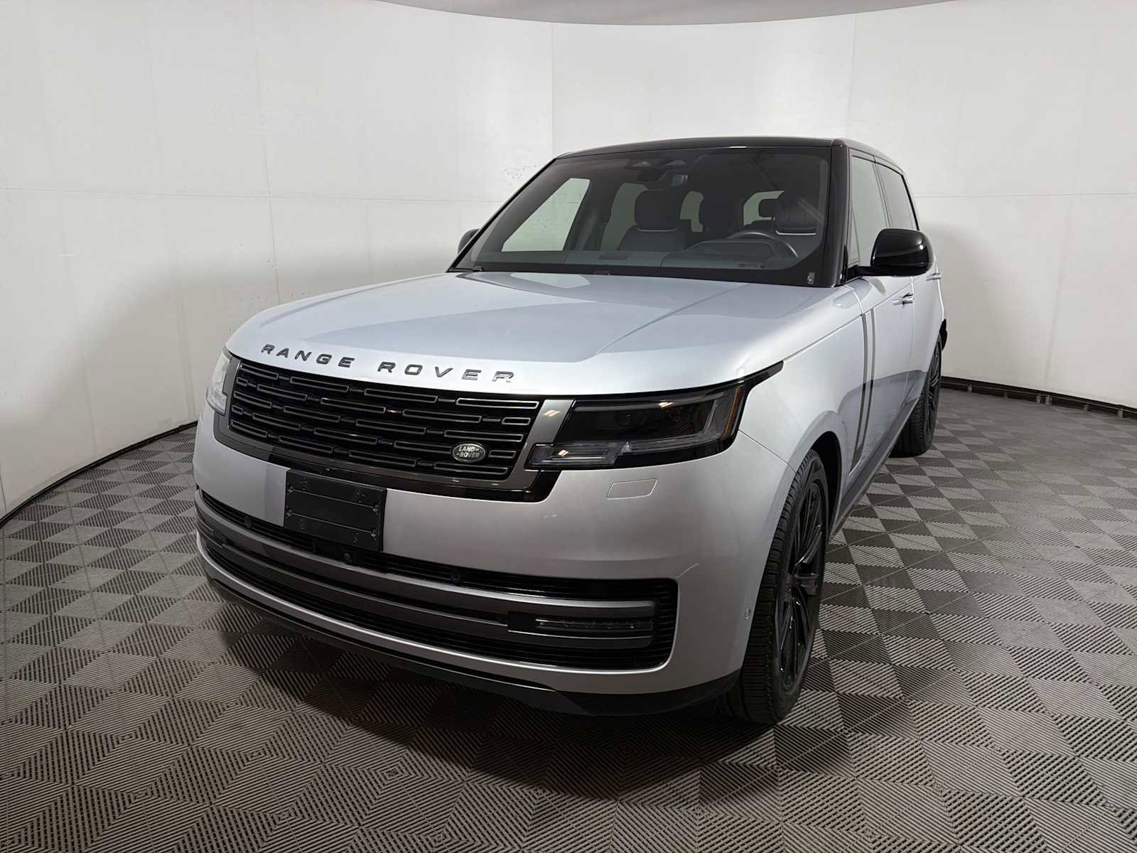 Used 2025 Land Rover Range Rover Long Wheelbase SE image 3