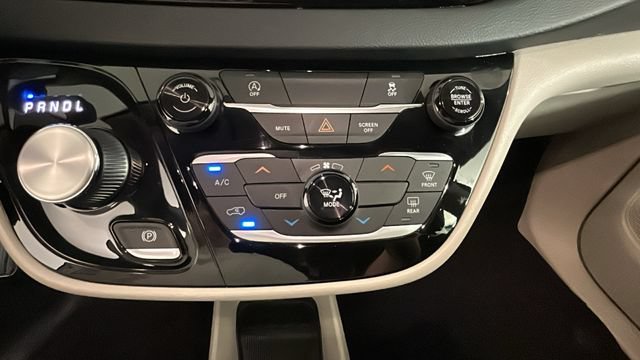 Used 2022 Chrysler Voyager LX FWD image 22