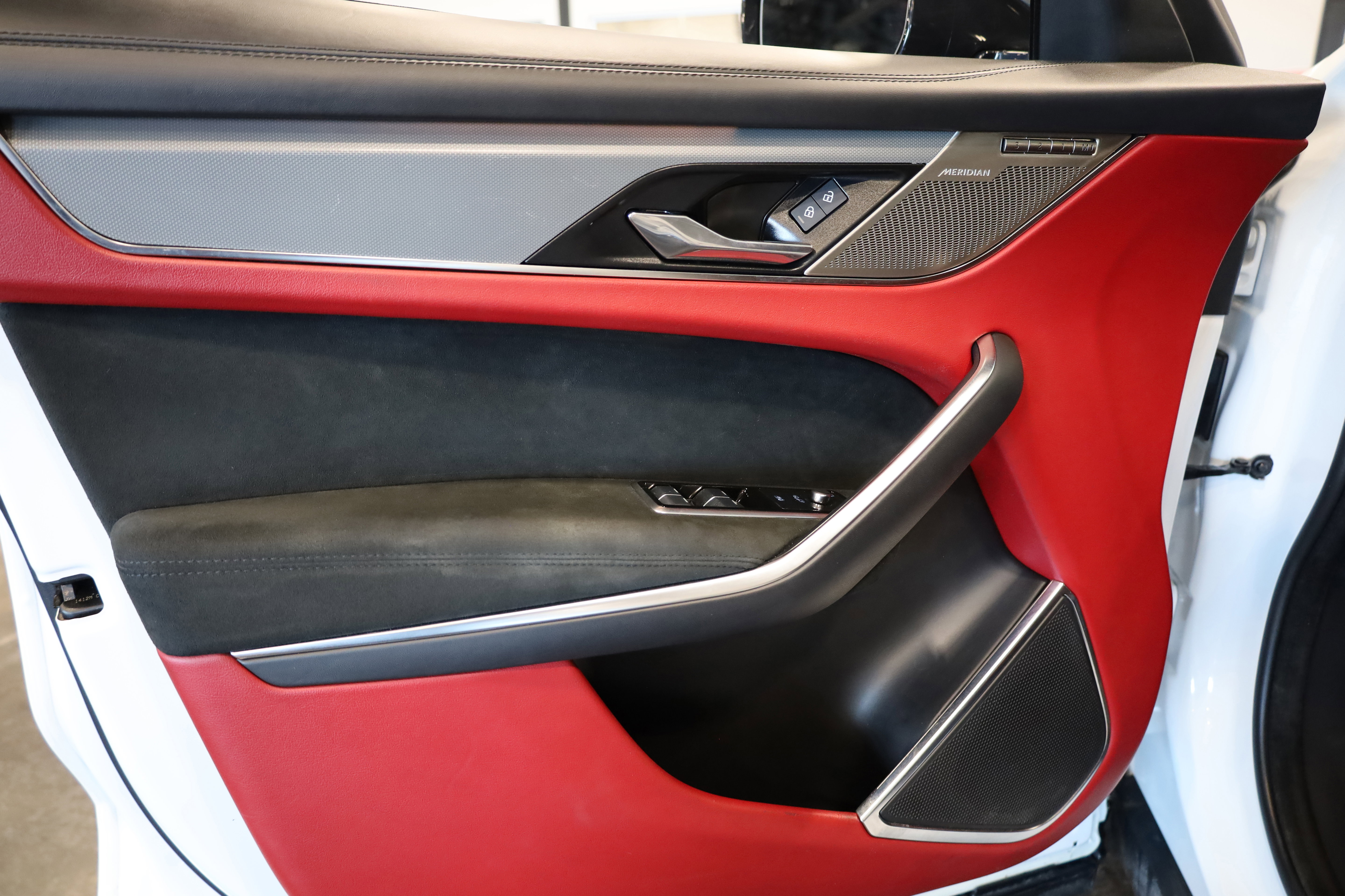 Used 2023 Jaguar F-PACE SVR image 14