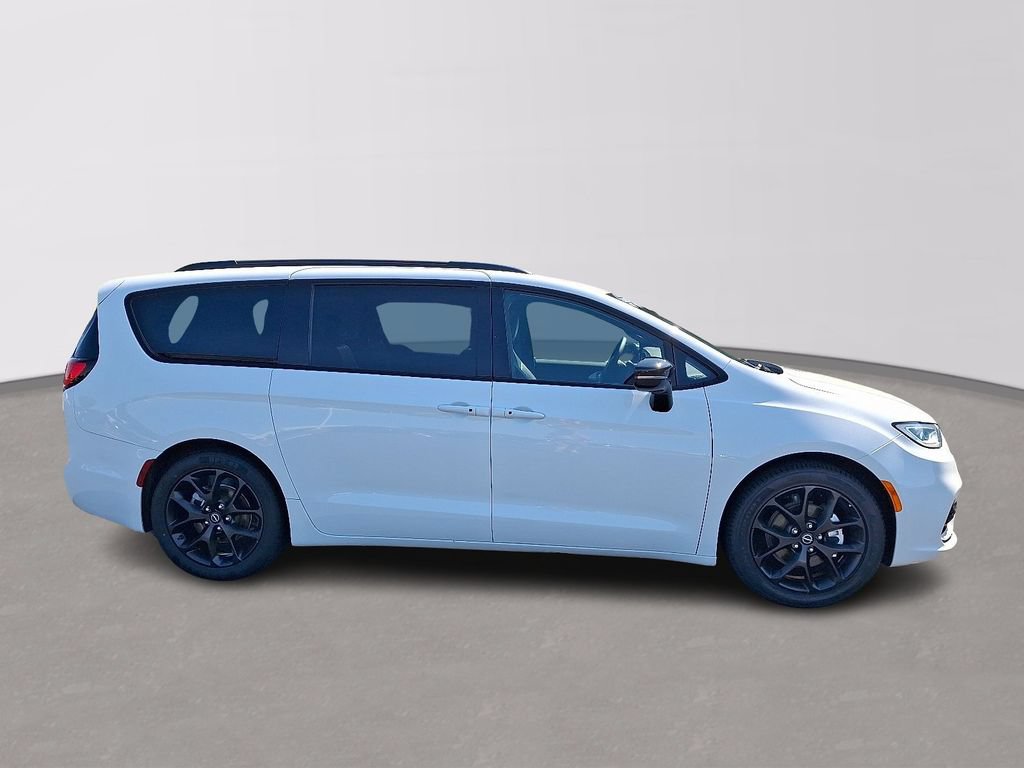 Used 2025 Chrysler Pacifica Limited FWD image 7