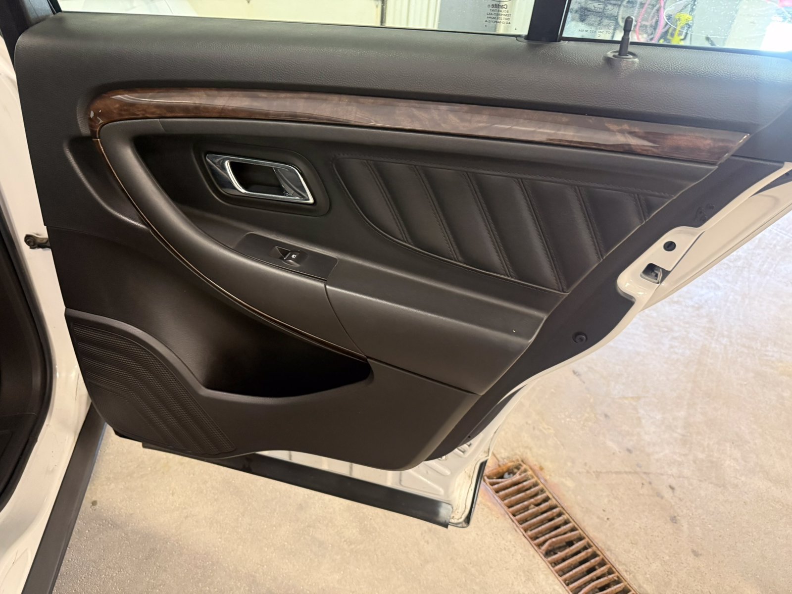Used 2013 Ford Taurus Limited FWD image 28