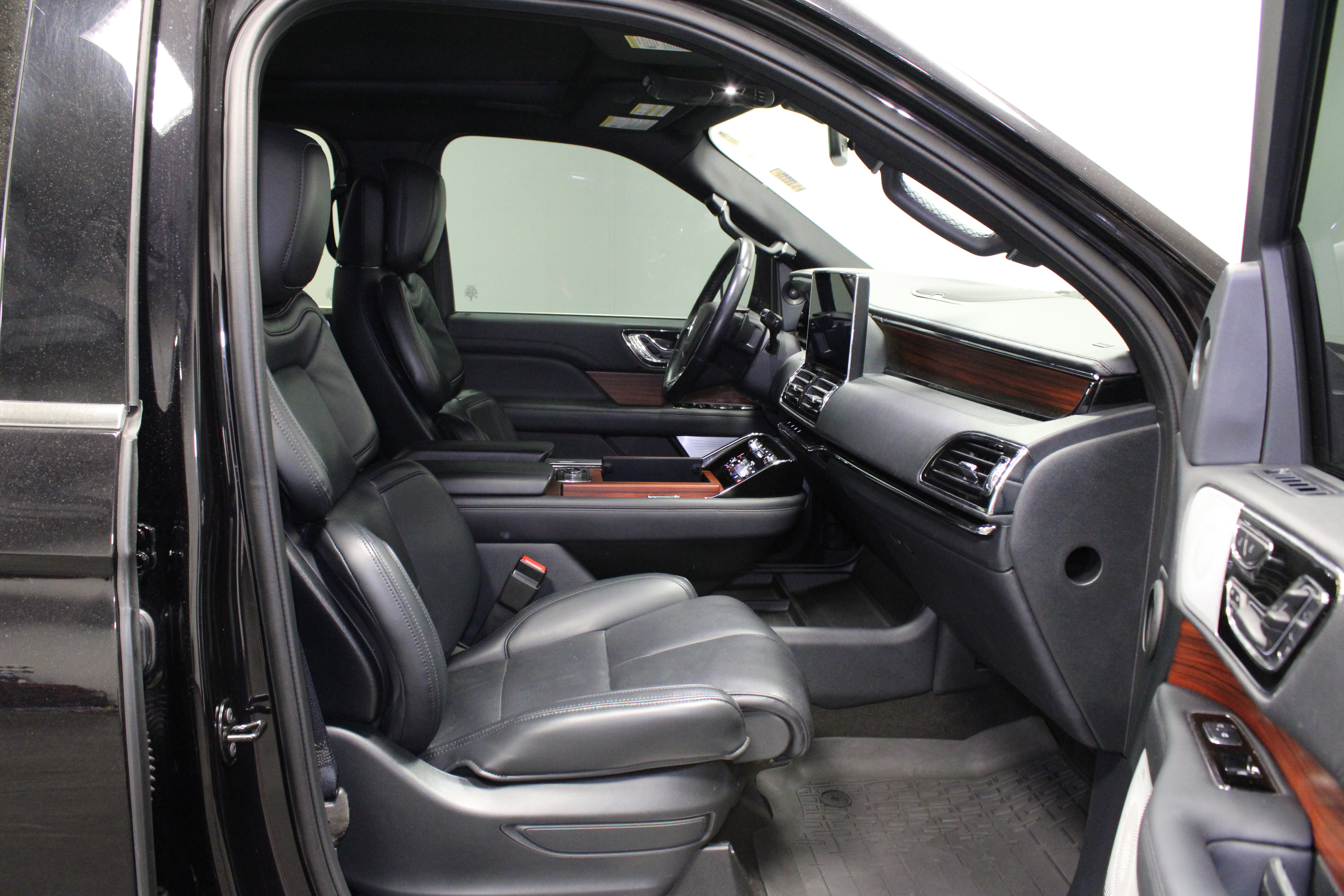 Used 2024 Lincoln Navigator L Reserve AWD/4WD image 16