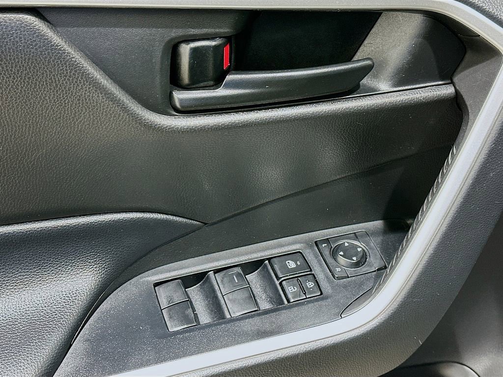 Used 2022 Toyota RAV4 LE FWD image 18