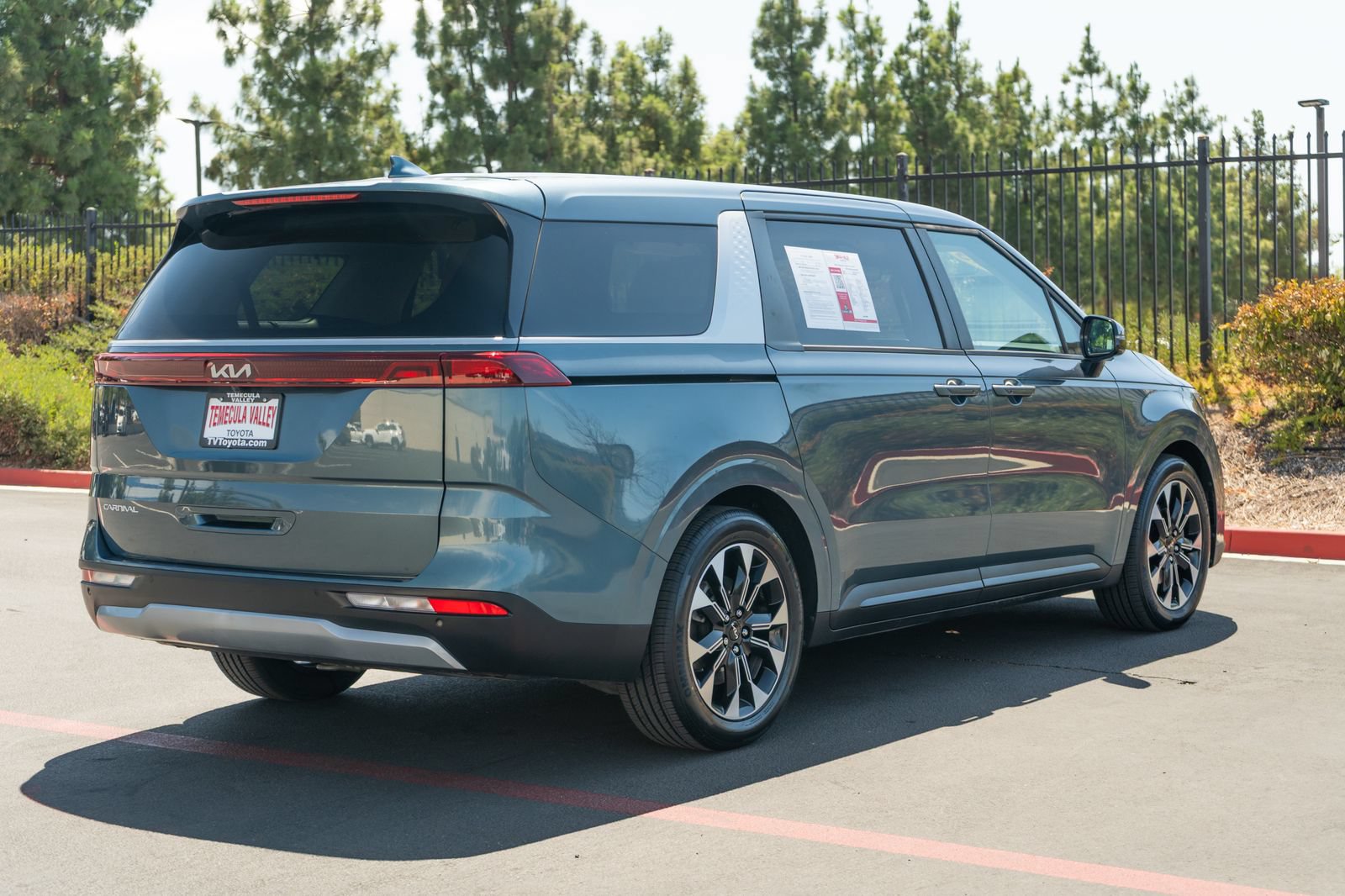 Used 2024 Kia Carnival EX FWD image 11