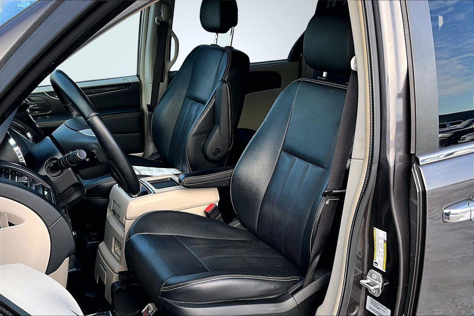 Used 2015 Chrysler Town & Country Touring-L w/ Driver Convenience Group image 14