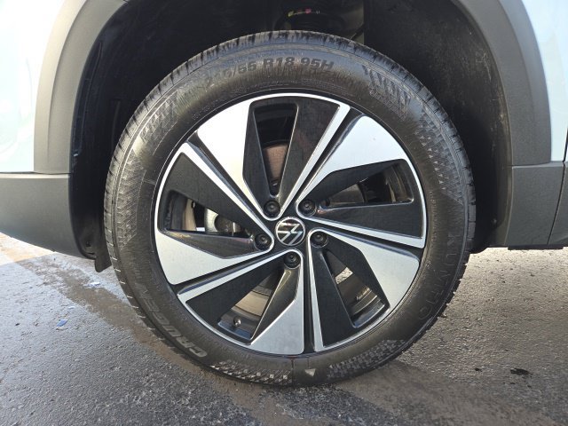 Used 2025 Volkswagen Taos SE AWD/4WD image 25