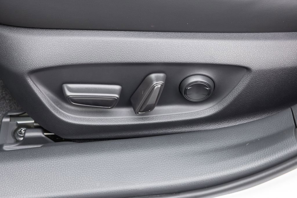 Used 2026 Toyota Prius Plug-In Hybrid image 12