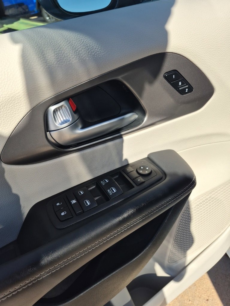 Certified 2024 Chrysler Pacifica Touring-L image 14