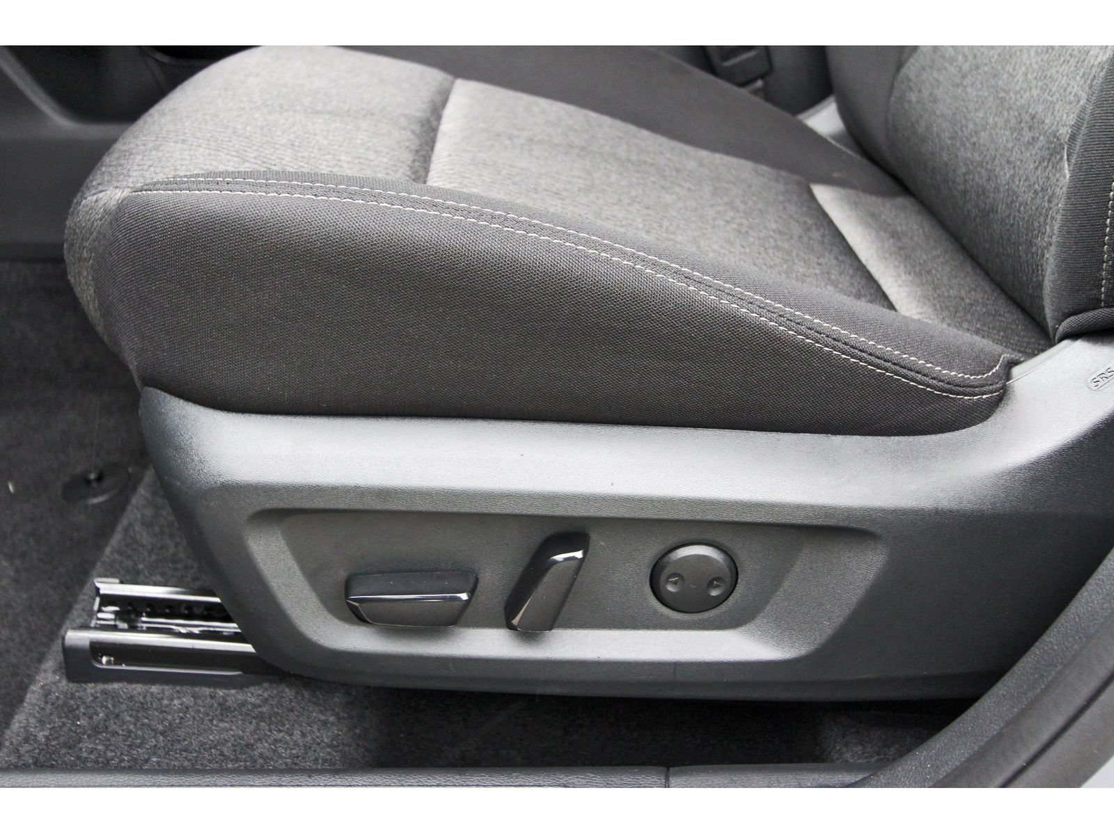 Certified 2026 Nissan Rogue SV FWD image 28