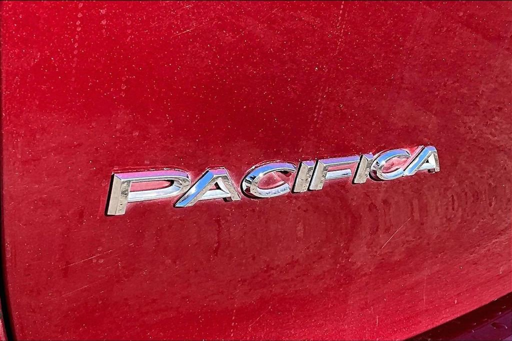 Used 2023 Chrysler Pacifica Touring-L image 34