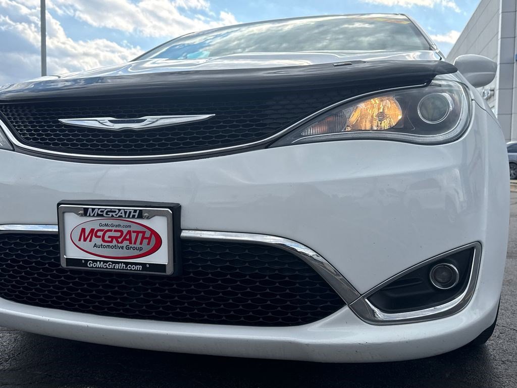Used 2017 Chrysler Pacifica Touring-L w/ Tire & Wheel Group FWD image 13