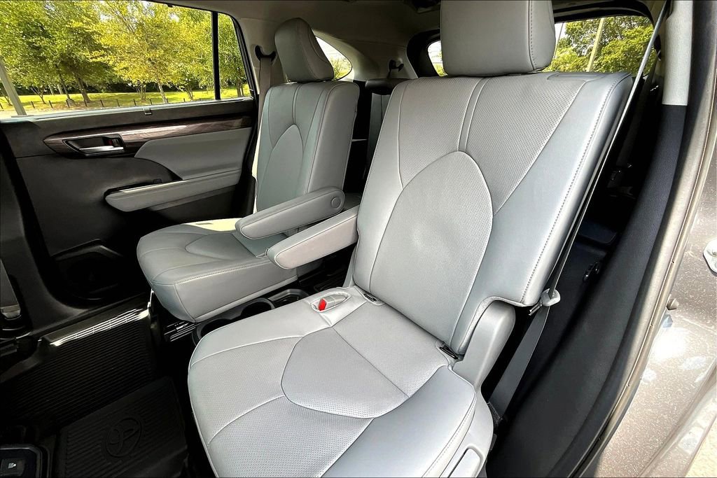 Used 2024 Toyota Highlander Limited image 26