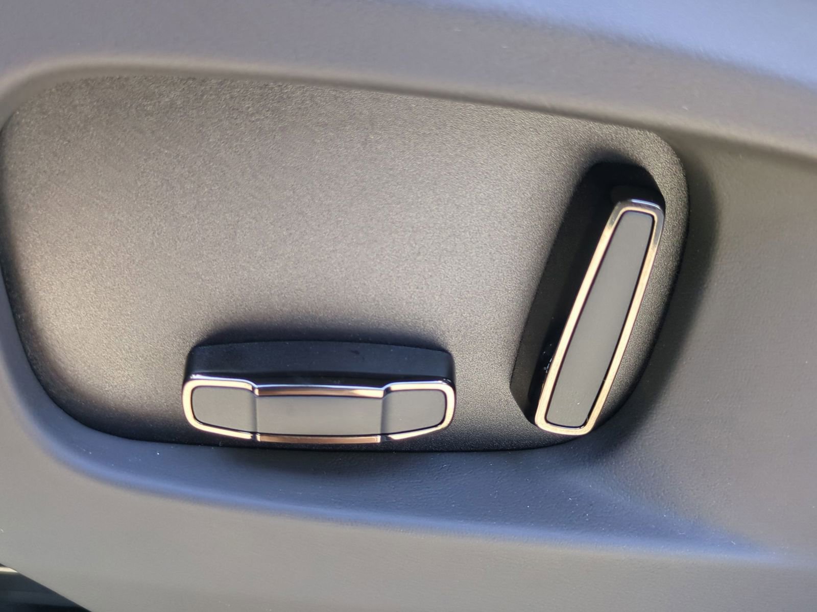 New 2026 Land Rover Defender 110 OCTA image 14