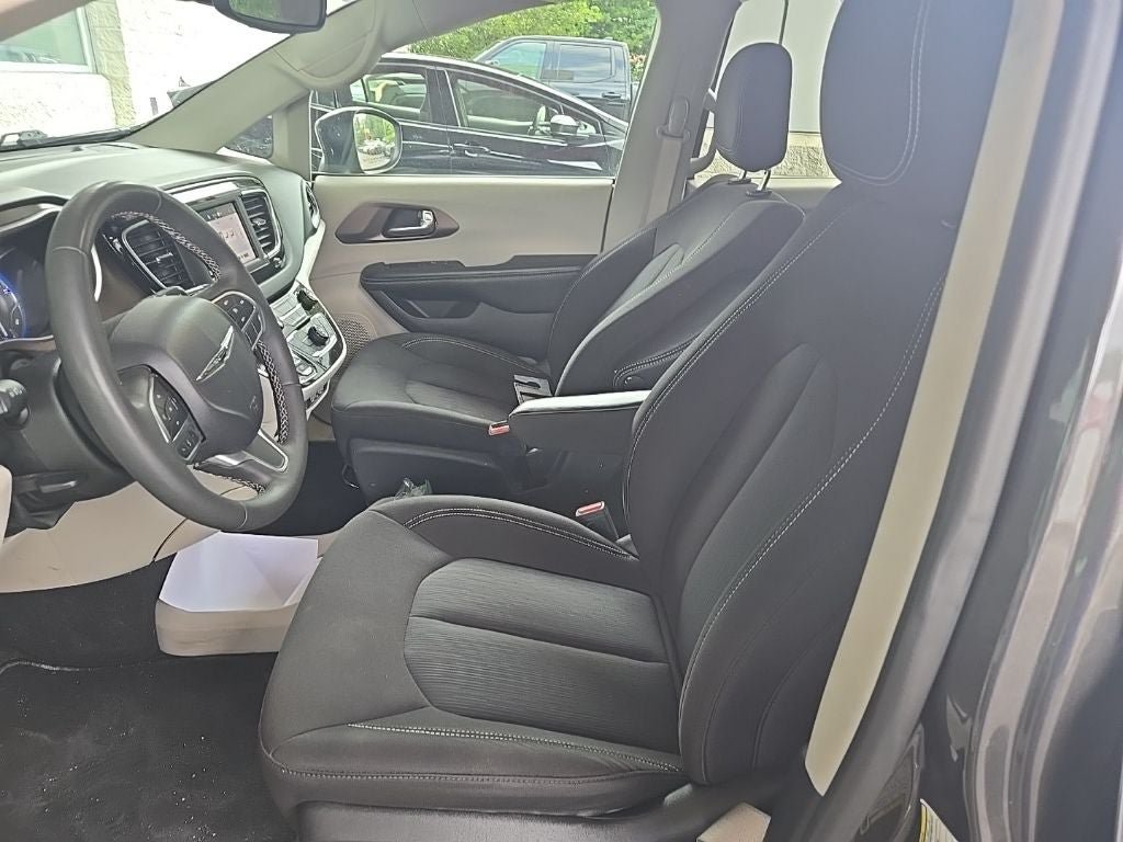 Used 2023 Chrysler Voyager LX FWD image 7