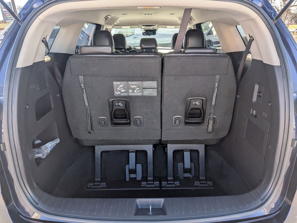 Used 2024 Kia Carnival LX image 27
