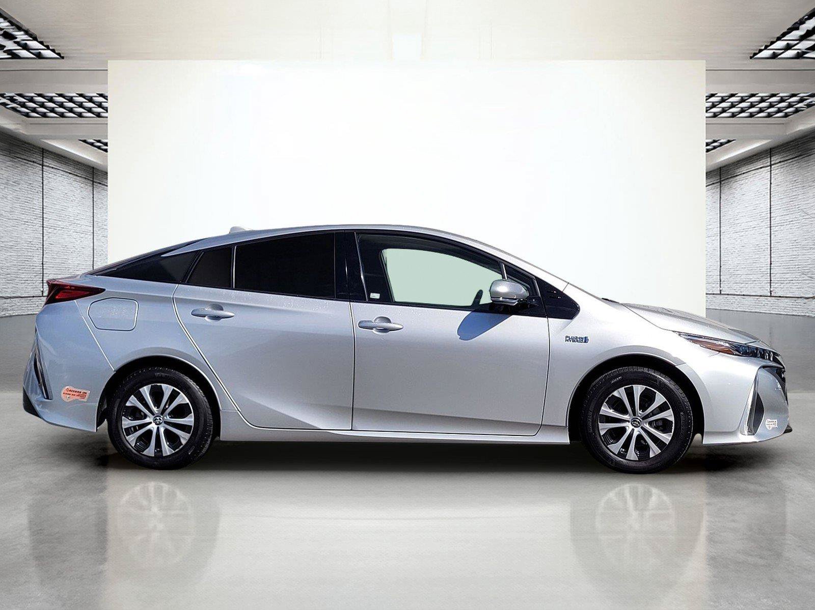 Used 2020 Toyota Prius Prime XLE FWD image 3