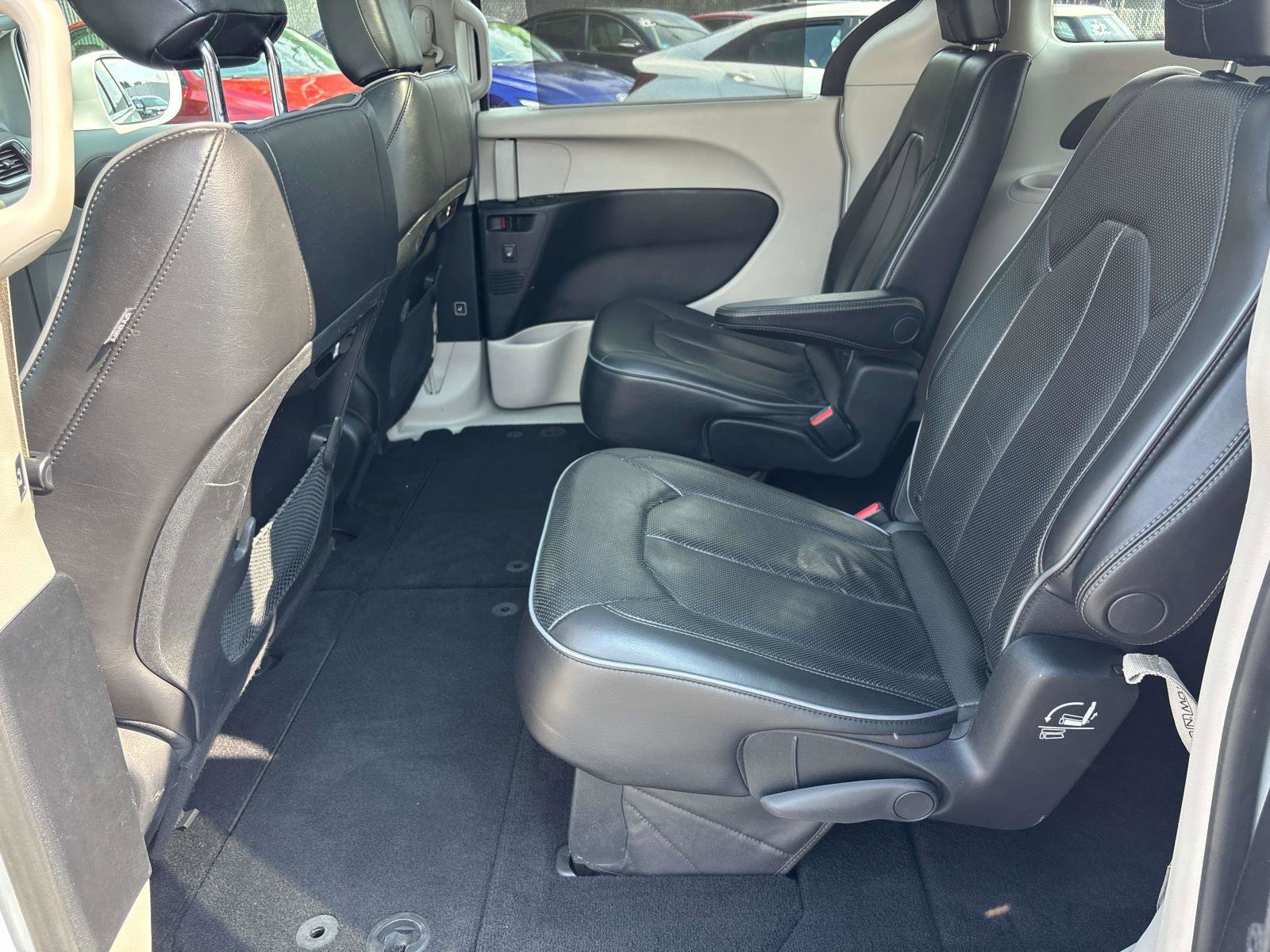 Used 2018 Chrysler Pacifica Limited image 10
