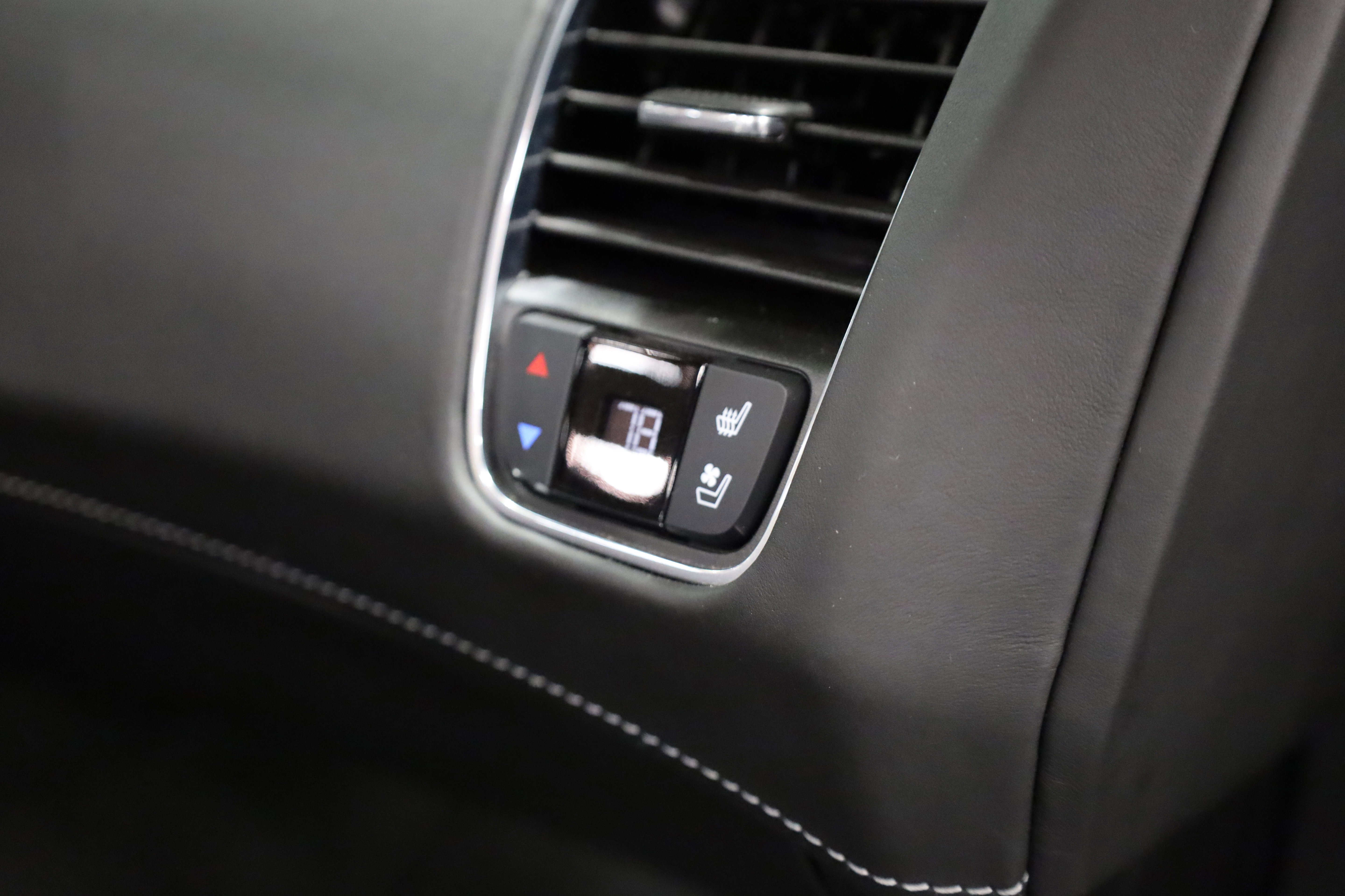 Used 2016 Chevrolet Corvette Z06 w/ 3LZ Preferred Equipment Group image 39